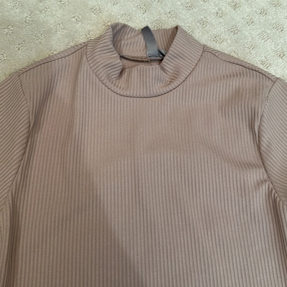 ASOS backless ribbed crop top - Picture 2 of 4